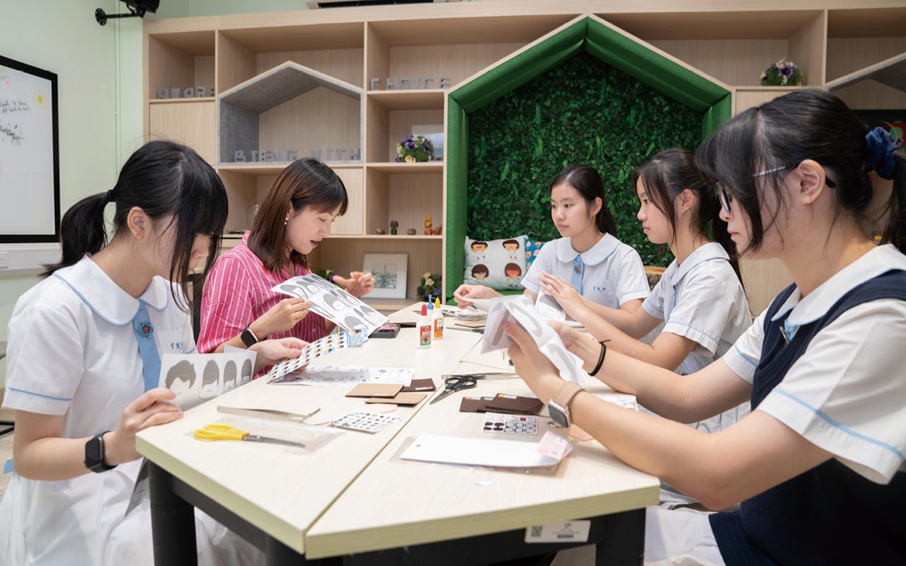 學校以「感恩」為核心,強調思源