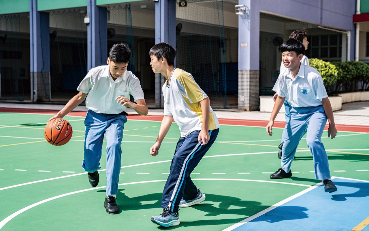 學校以「全方位體驗式學習」為核心