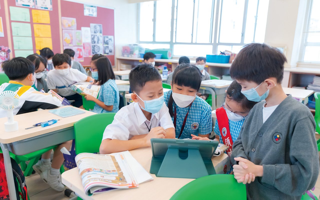 學校教學資源豐富,設立多個多用途學習室以配合豐富而有特色的學習活動,如STEM Room、校園電視台、英語室、多感官學習室等,又建有平台花園、生態園、有機植物園等,設施應有盡有。