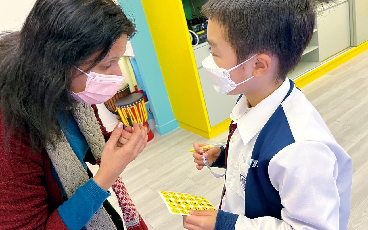 學校深信愉快學習可激發學生的好奇心,誘發其自主探究學習內容,建立深度學習體驗,從中獲取自信和滿足感,建立良好學習態度。