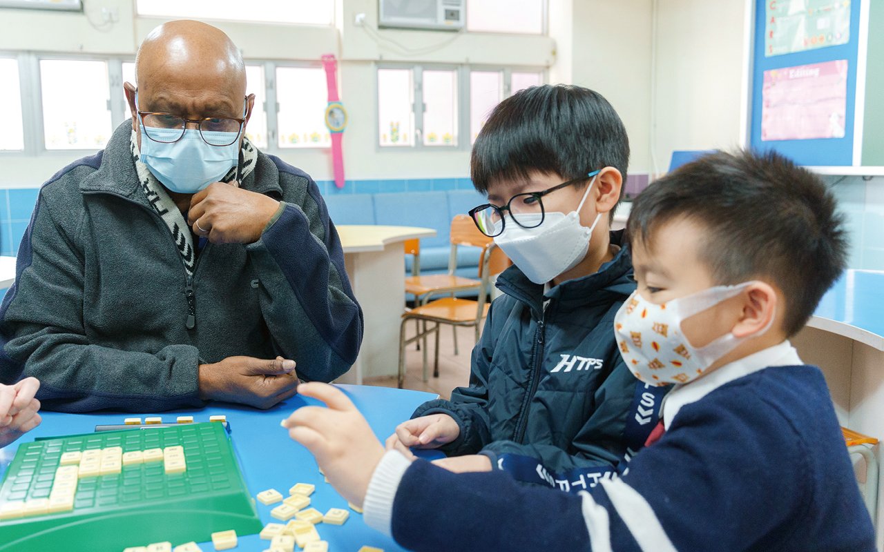 午膳時段,外籍老師會與學生進行「English ChitChat」,透過不同活動,讓學生在自然的環境以英語與人交流。