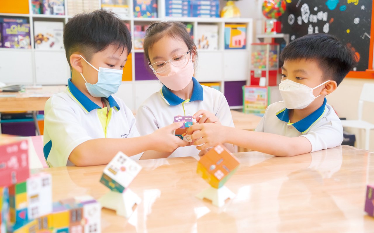 學校亦開展不同新生銜接體驗課,如「幼小銜接劍擊體驗課程」、「幼小銜接英語體驗課程」等,以活動形式為小一新生建立校園歸屬感,認識小學科目和課堂模式,加快適應校園生活。