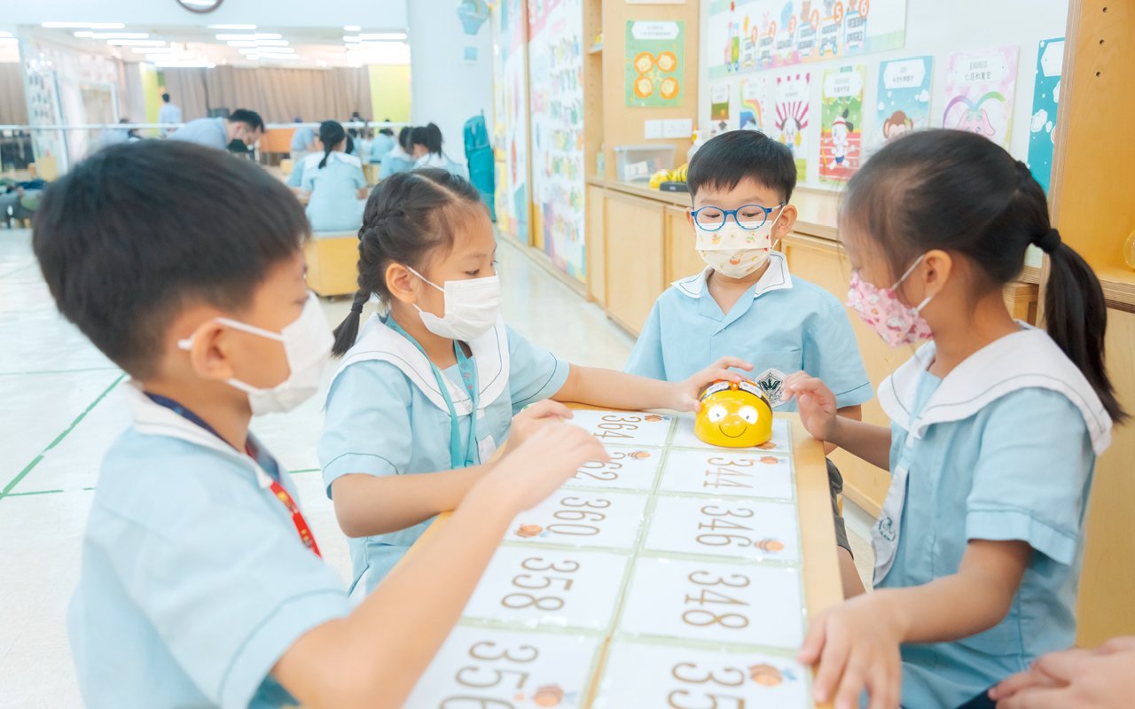 學校亦開展不同新生銜接體驗課,如「幼小銜接劍擊體驗課程」、「幼小銜接英語體驗課程」等,以活動形式為小一新生建立校園歸屬感,認識小學科目和課堂模式,加快適應校園生活。