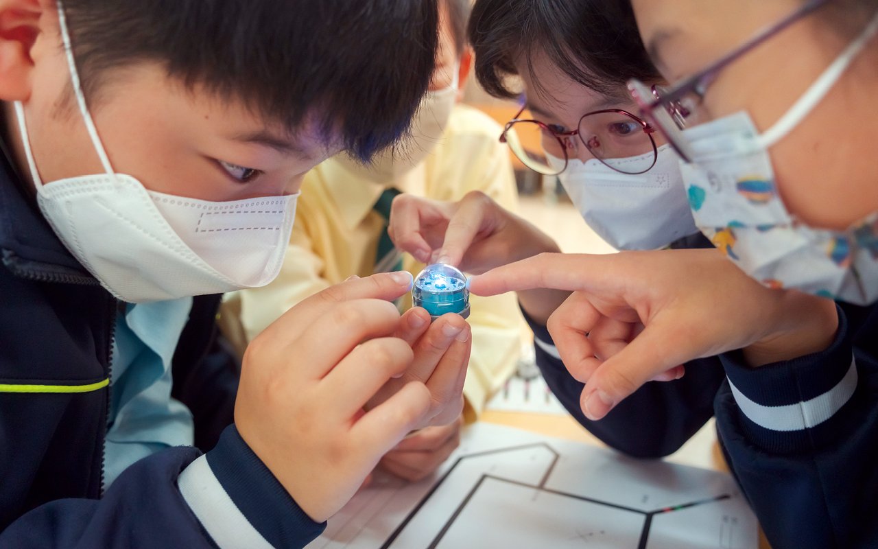 學校作為發展STEAM教學的先導學校,憑藉出色的科技教學,過去曾支援超過20間學校推行科技教育,而學生在學習創科新知時,亦會糅合英語學習,如在學習「電」時,老師會教授學生相關的英語詞彙,並與學生一同走進發電廠,觀察渦輪機的運作,體驗煤田的氣息。
