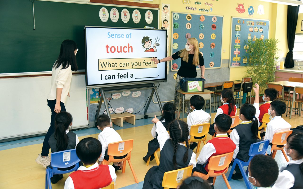 鄭校長強調:「學習英文不離聽、說、讀、寫,英文課程亦以此出發,藉由外籍英語老師教學,同時配合電子學習資源和跨科學習,締造全面的英語學習環境,誘發學生好學英文,亦學好英文。」