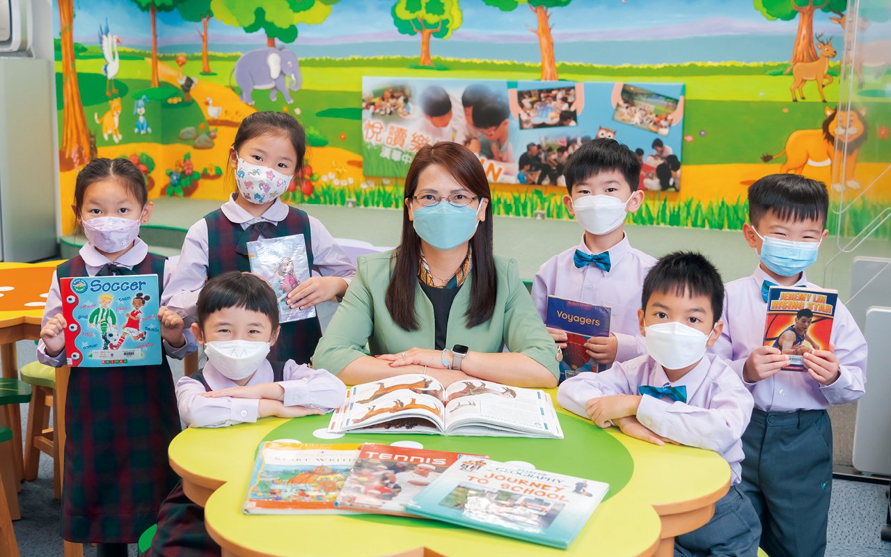 小學部主管歐惠珊副校長帶領英文科組推動校本特色課程,致力營造自然而高效能的英文語境,使學生在增進學科之餘,更能同步提升英文能力,實踐語文與學問互相貫通,活學活用。