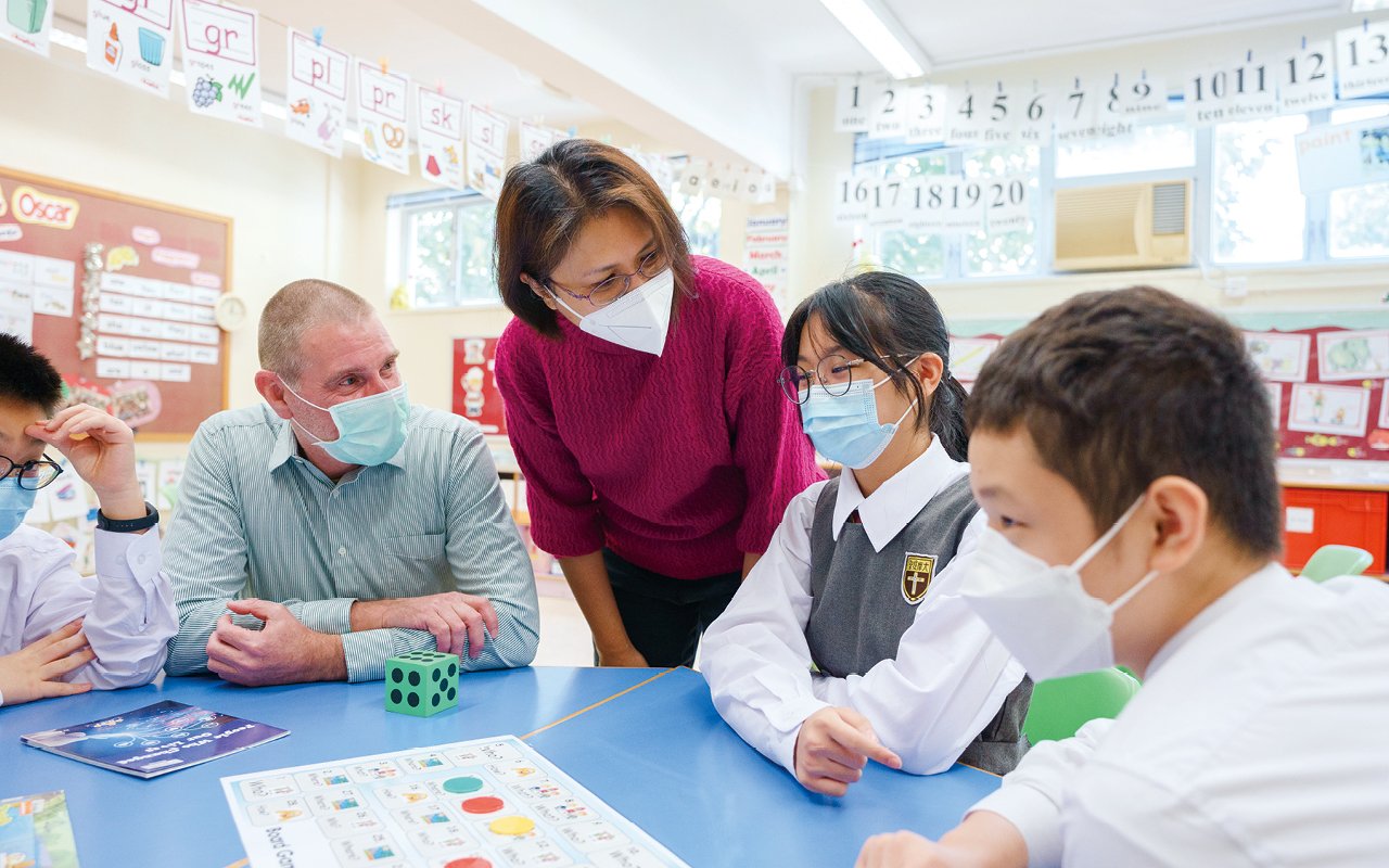 外籍老師 Ms.Pinky除了會於Phonics範疇讓學生作增潤外,更會鼓勵學生投入學習Language Arts,參與寫作英文新詩、戲劇表演等,增加運用英語機會的同時,亦能增進自己的修養。