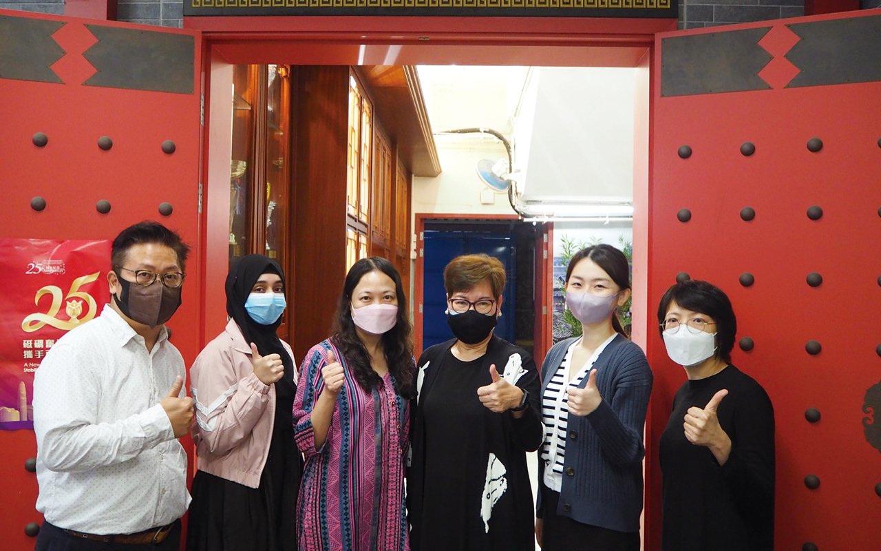 易校長在校內積極推動教育局「校本支援服務」,與局方建立緊密的合作關係,為學生設計校本閱讀和寫作課程,全面提升同學的英語能力。