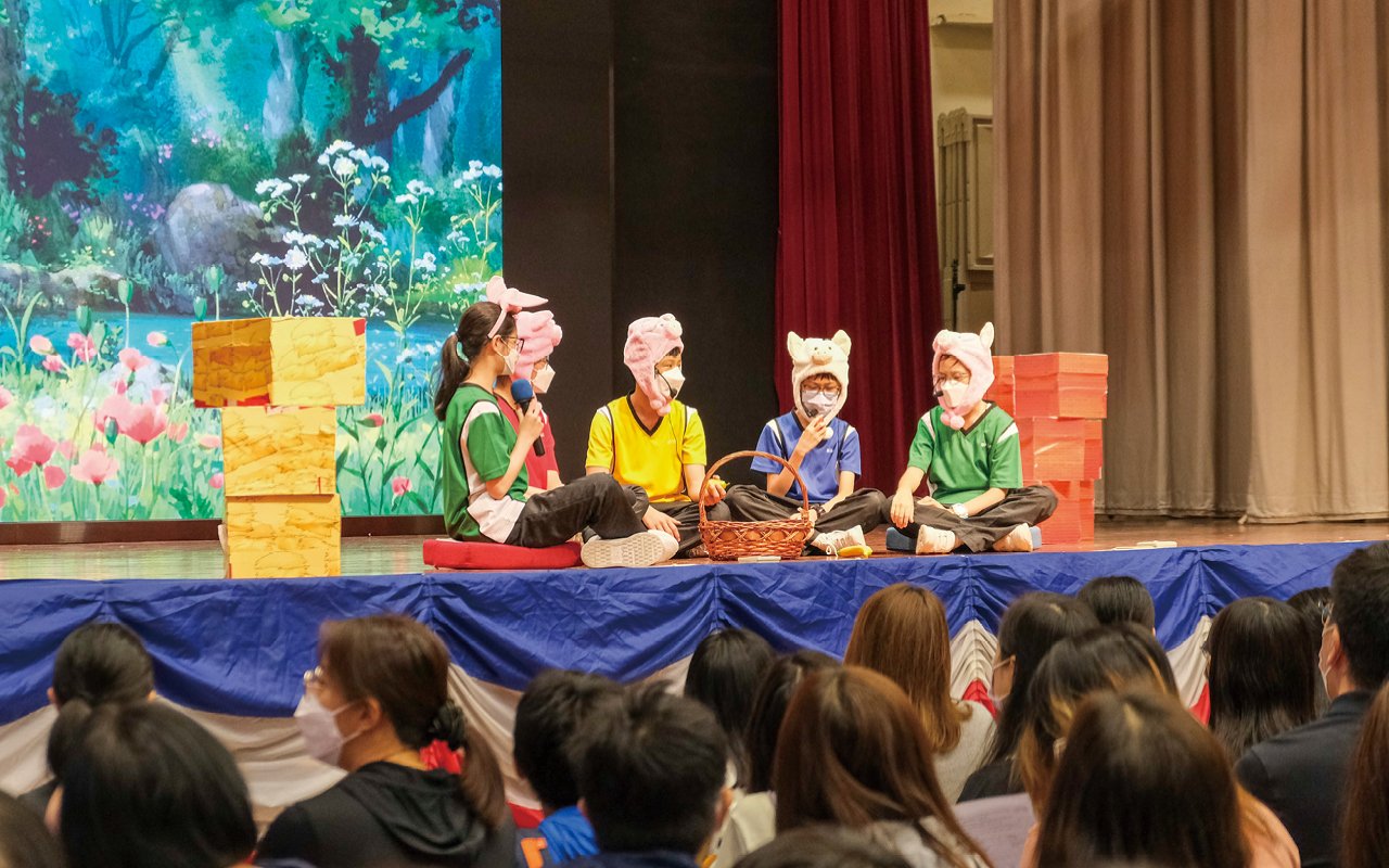 學校不單增加英語課節,更將校本英語課程分成英語核心課、 英國文學課、英語戲劇課和口語訓練課,好讓學生從日常課程中建立良好的英語能力。