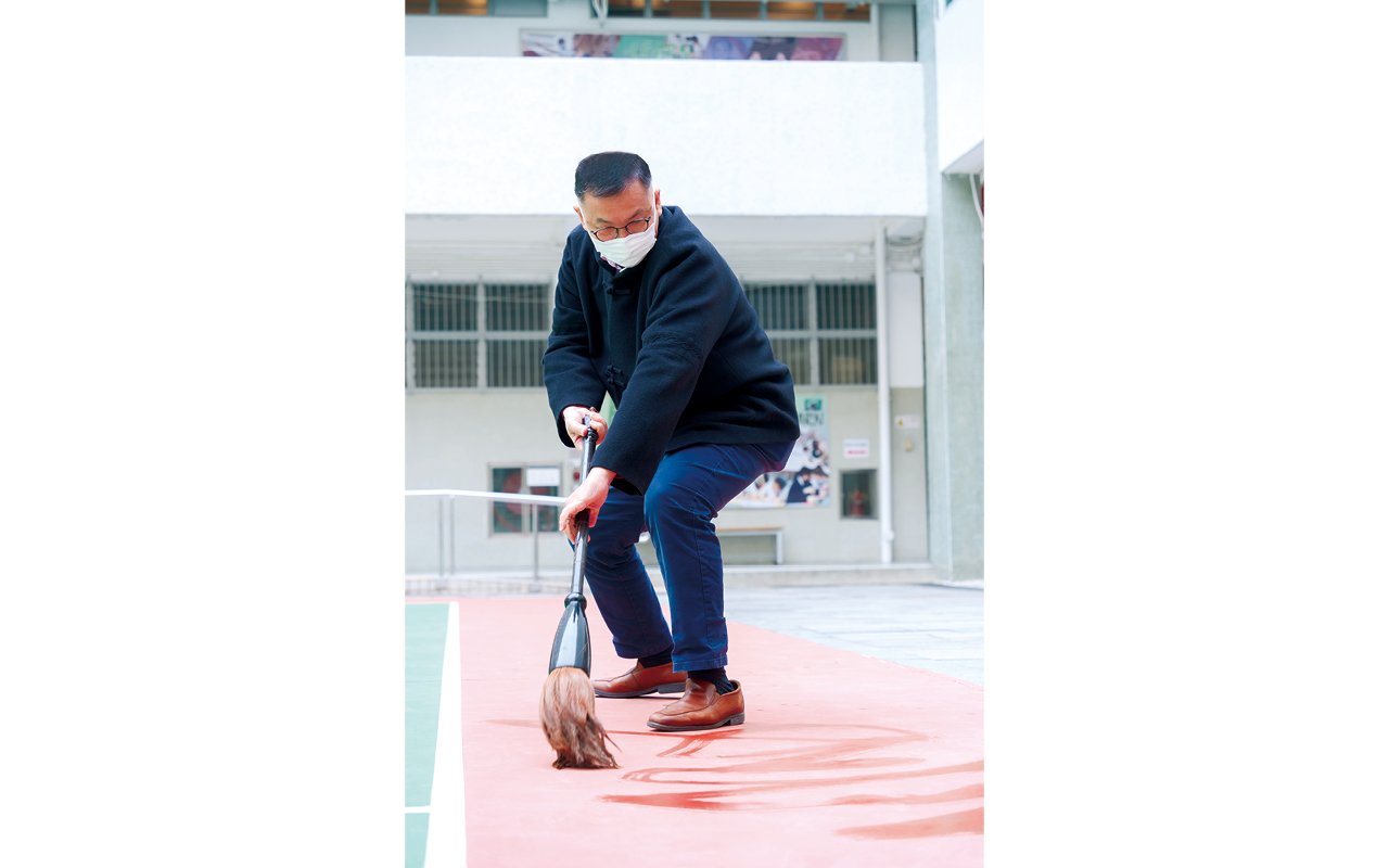 彭校長親力親為,親自批改學生的個人名字練字習作。