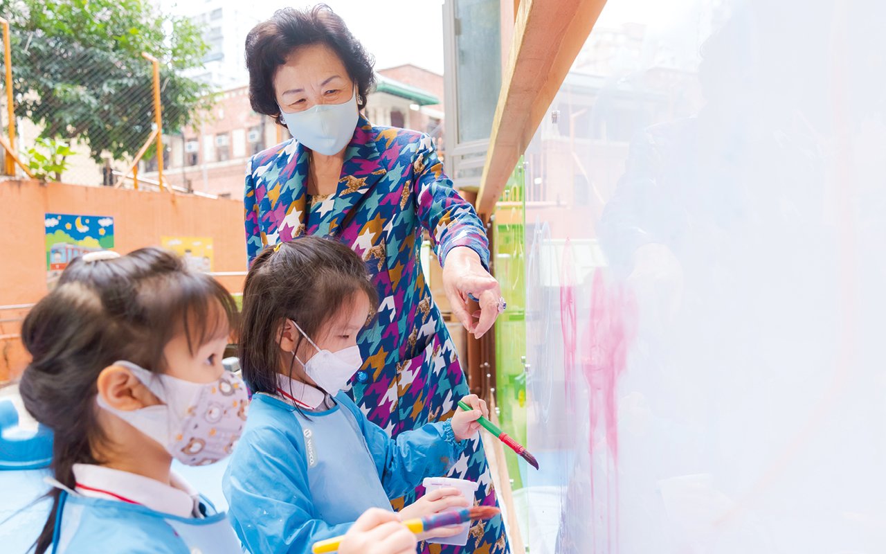校监罗瞿惠芬女士认为,感官为幼儿认识世界的重要工具,早于学龄前的幼儿便学会透过环境中的各种讯息与周遭进行互动,借以建立不同认知。