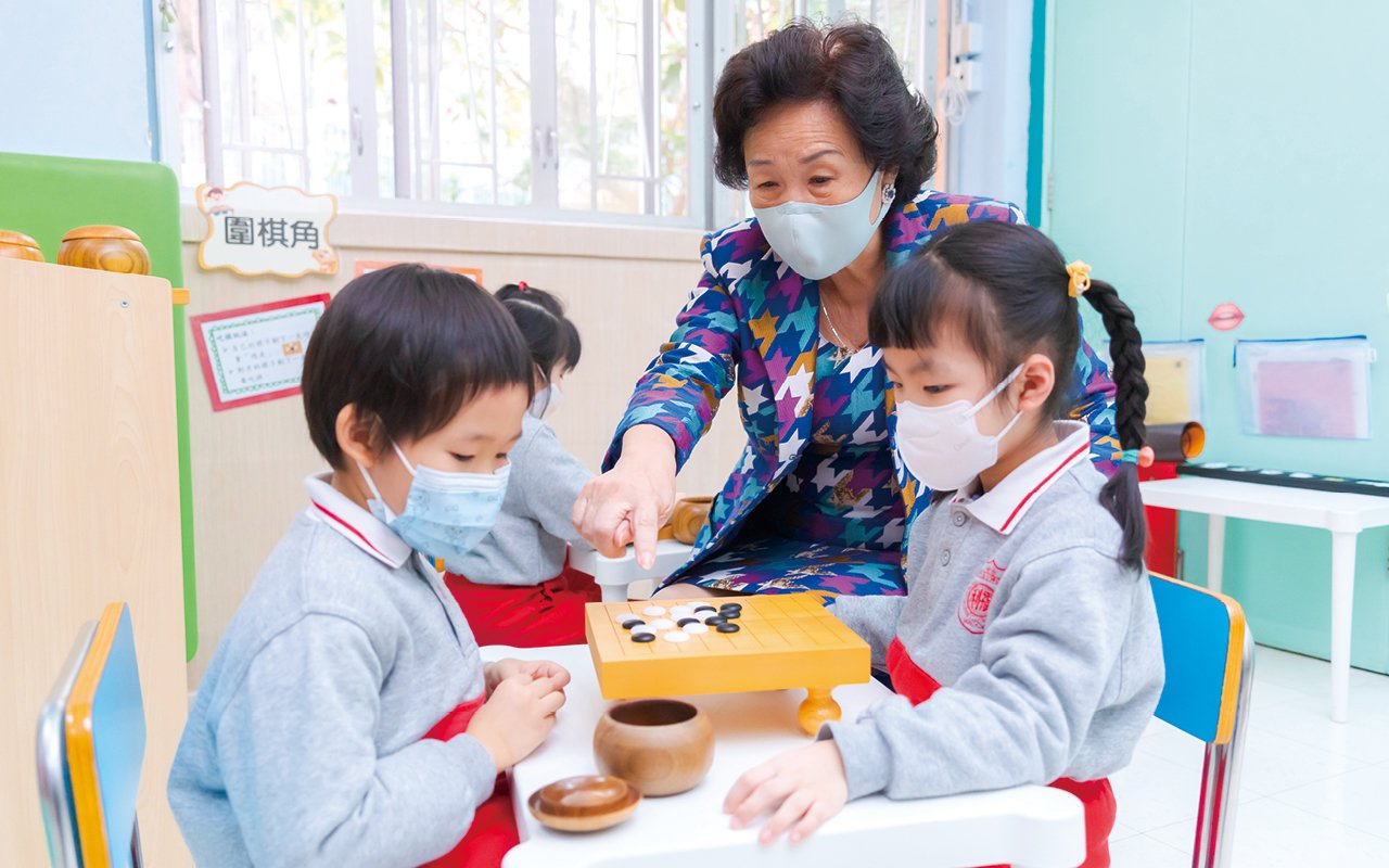 学校尤其重视校舍设计,想方设法打造多个特色教室,旨在为学生提供不同的感官刺激学习和广泛教材,助其拓展所学,奠定良好的学习基础。