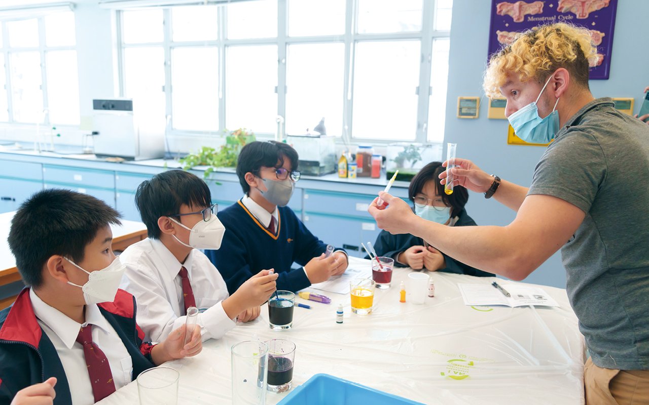 學校着手規劃具自家特色的校本創科 課程,善用每位老師的教學特色和風格,配合學生 的實際發展需要,將 STEAM 和藝術、生活與應用 教育作結合