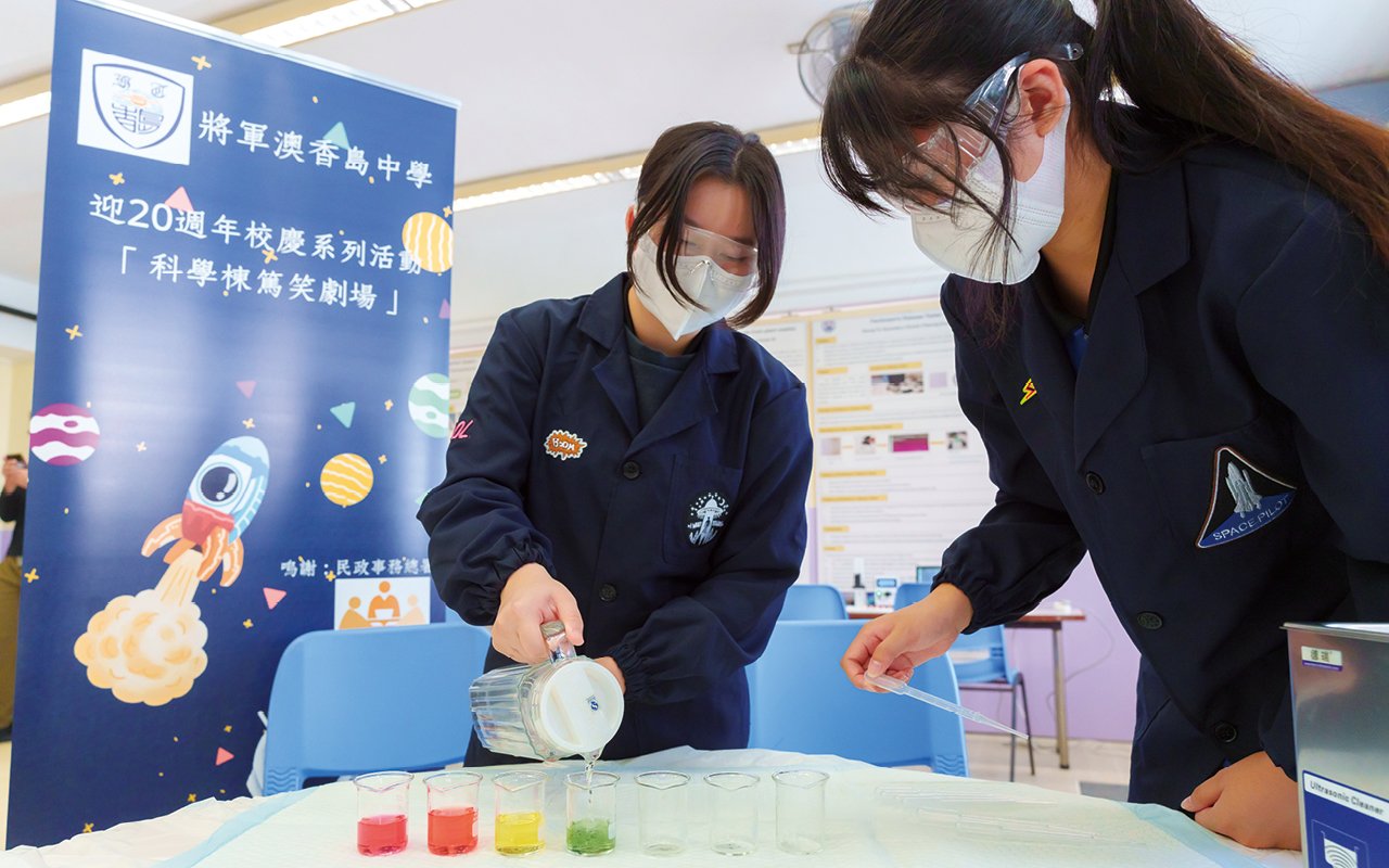 老師設計一系列 案情,為同學建立情境教學,提出不同角度引導學 生探索問題,並教導他們利用科學儀器,建立邏輯 思維和推論技巧