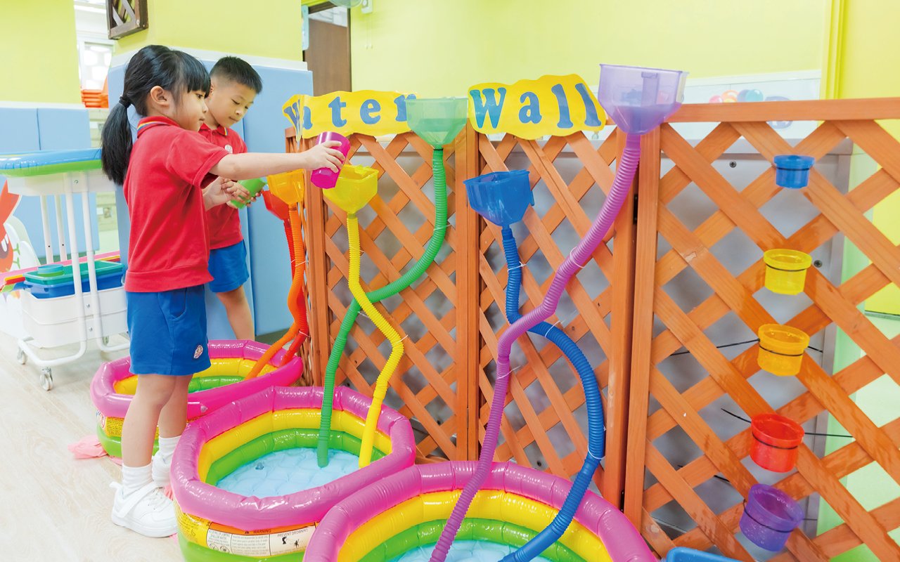 「玩水游戏区」让幼儿一起运用不同的工具搭建水管