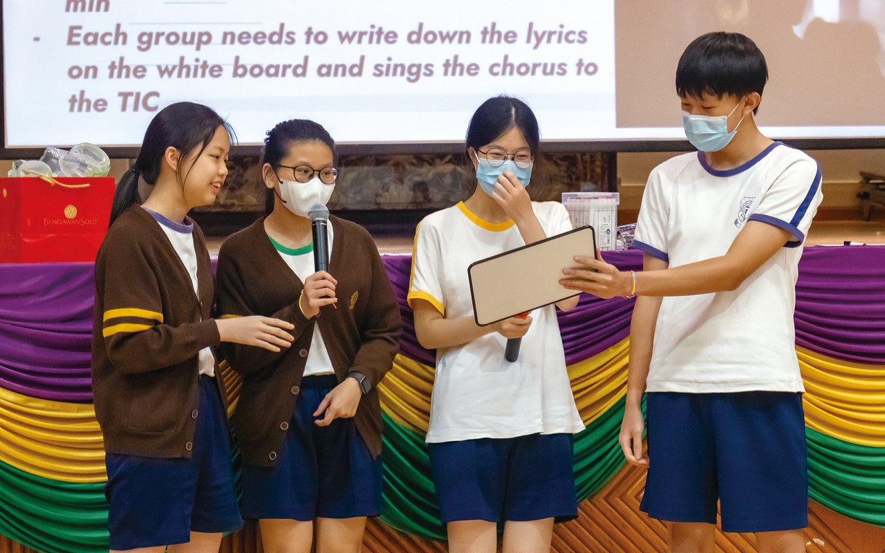 重視塑造自然聽說英語的校園語境
