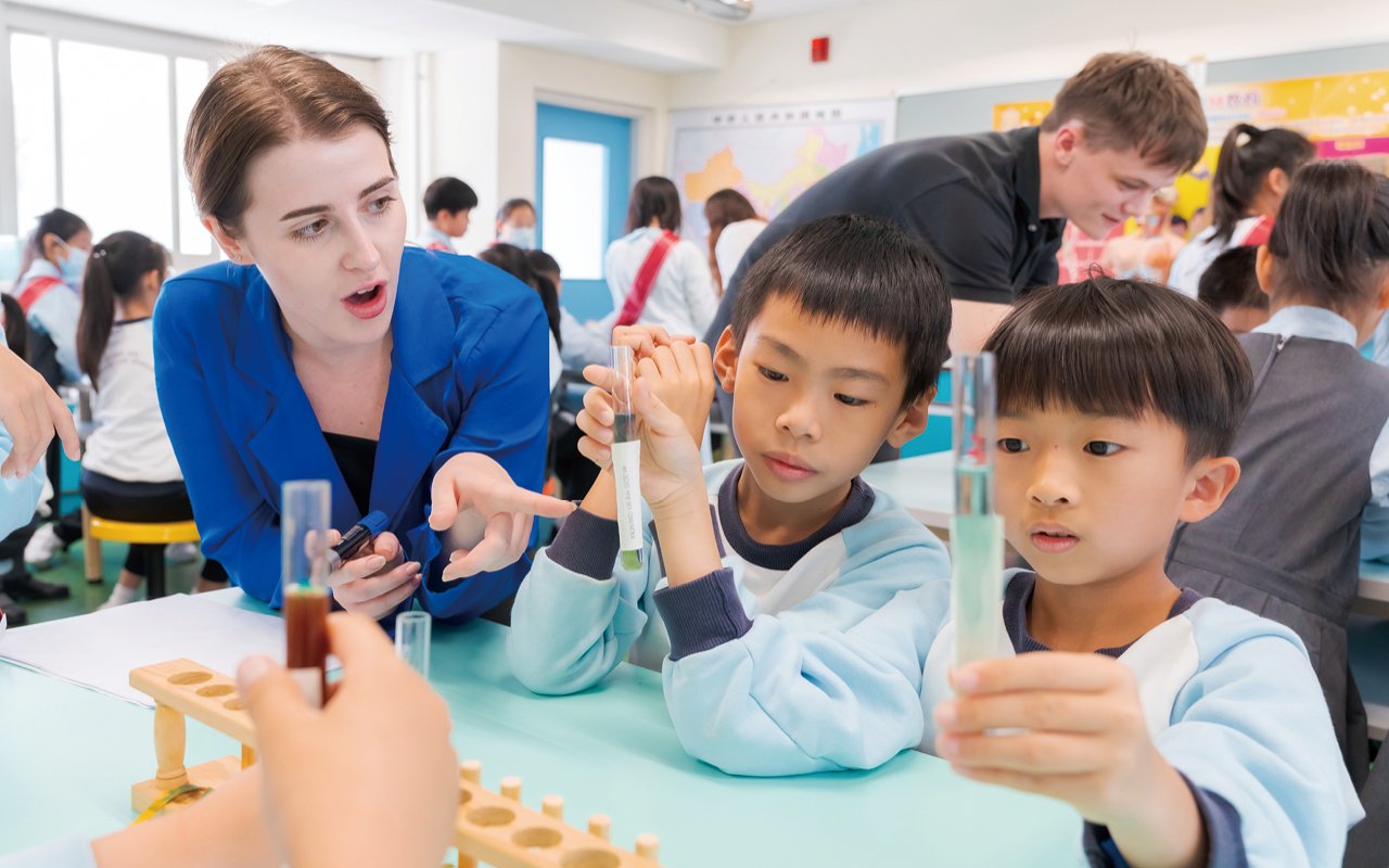 學校投放大量資源,提升師資質素,故學校有4位外籍英語老師 / 英語教學助理,建構專業教學團隊,營造國際化英語學習氛圍。