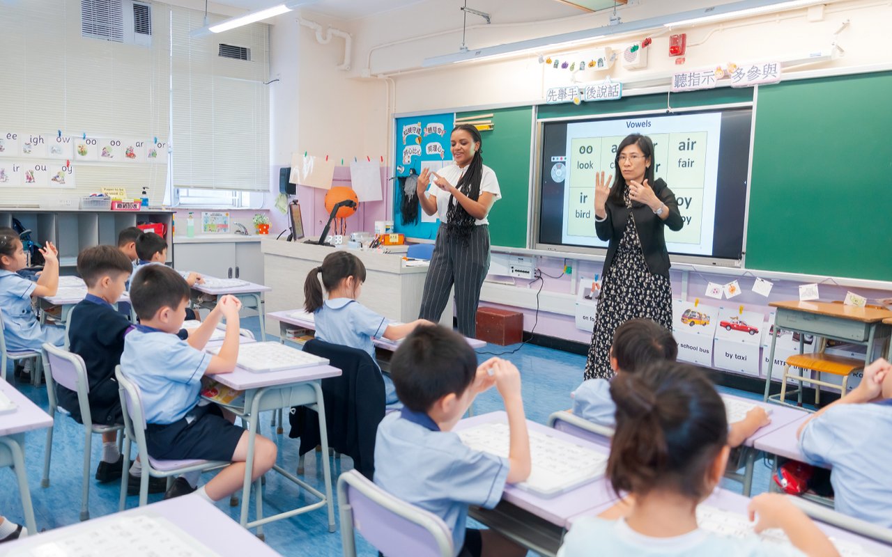 學校致力設計貼合學生學習需要的英語校本課程,設有牛津Read Write Inc(RWI)課程,由英文科老師和外籍老師一同教授,安排小一至小三級學生每週進行兩節 RWI課程,有系統地教導同學標準正確的英語拼音方法,藉以鞏固其英文會話基礎。