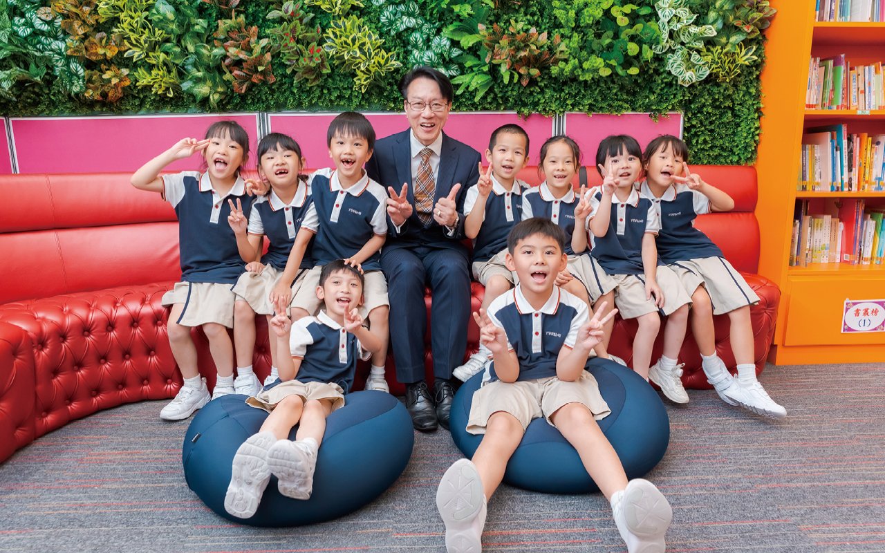 此外,學校培訓學生成為「英語大使」,在外籍老師的培育與指導下,每年負責學校各類英語活動。學校亦積極引入外界資源,為同學提供豐富的英語活動。