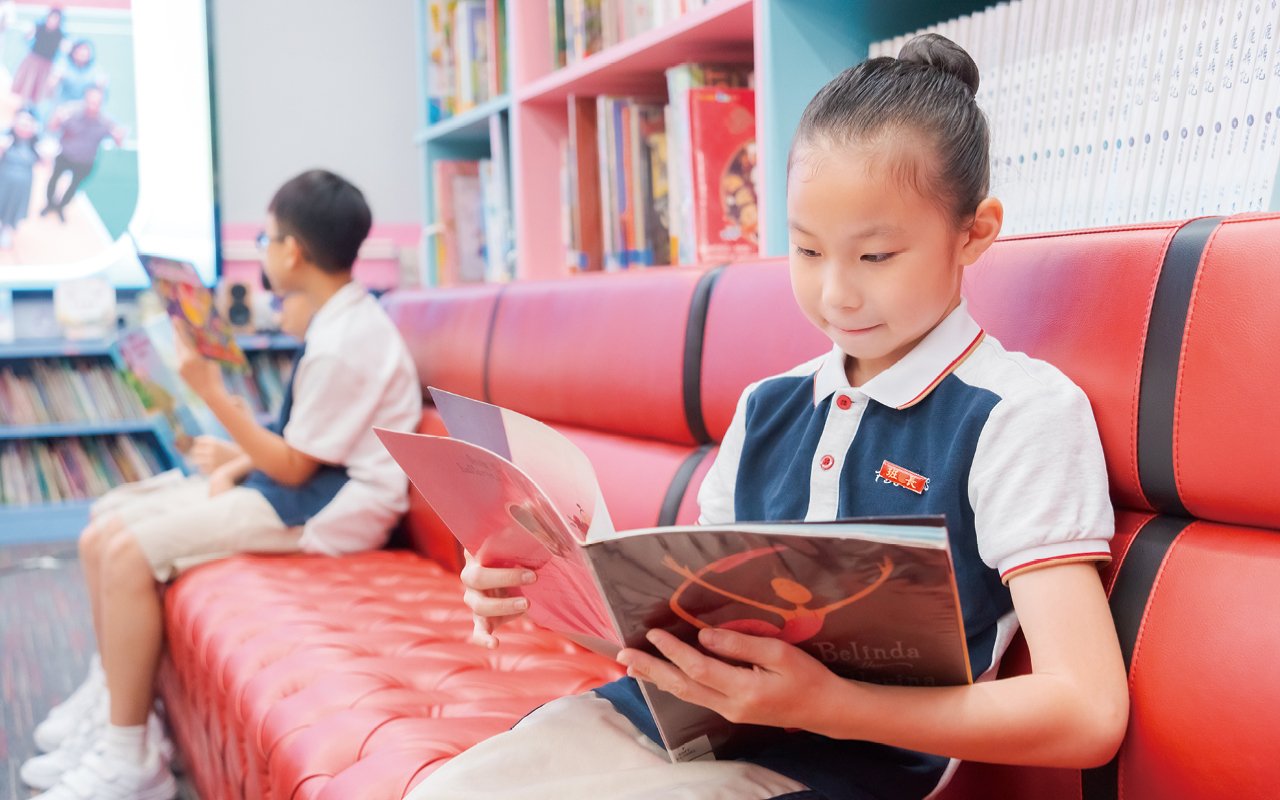 此外,學校培訓學生成為「英語大使」,在外籍老師的培育與指導下,每年負責學校各類英語活動。學校亦積極引入外界資源,為同學提供豐富的英語活動。