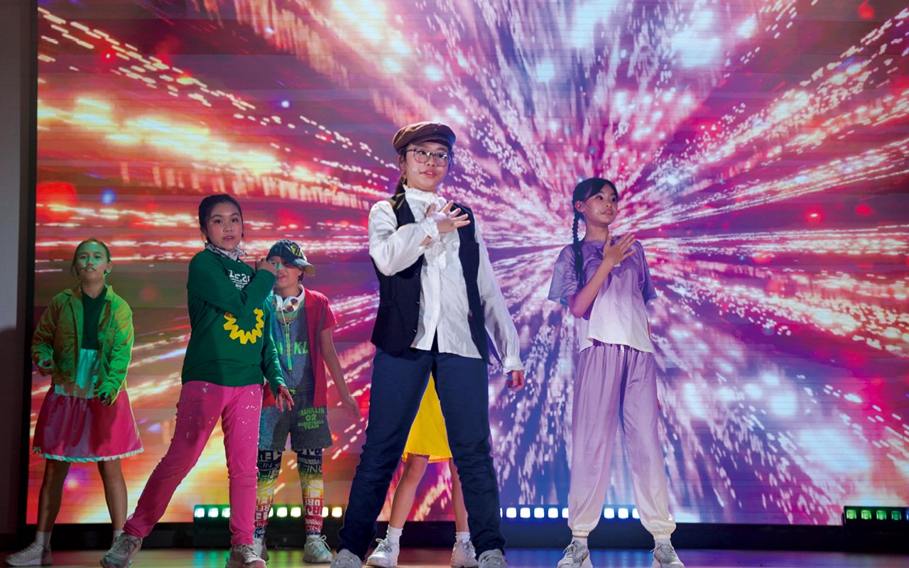 英文科組更會提供表演舞台「Little Stars on Stage」,學生可自由參與演繹故事、唱歌、朗誦等,皆由學生親身參與。