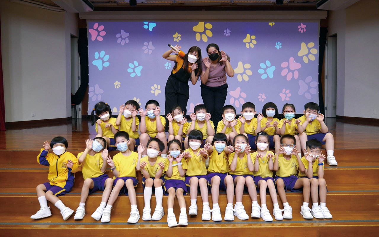 在英語戲劇課中,3名外聘外籍老師和本地老師進行協作教學,合力教授和製作英語音樂劇,讓學生以唱遊形式學習英語,藉此增加小一學生運用英語的機會和增強他們運用英語的信心。