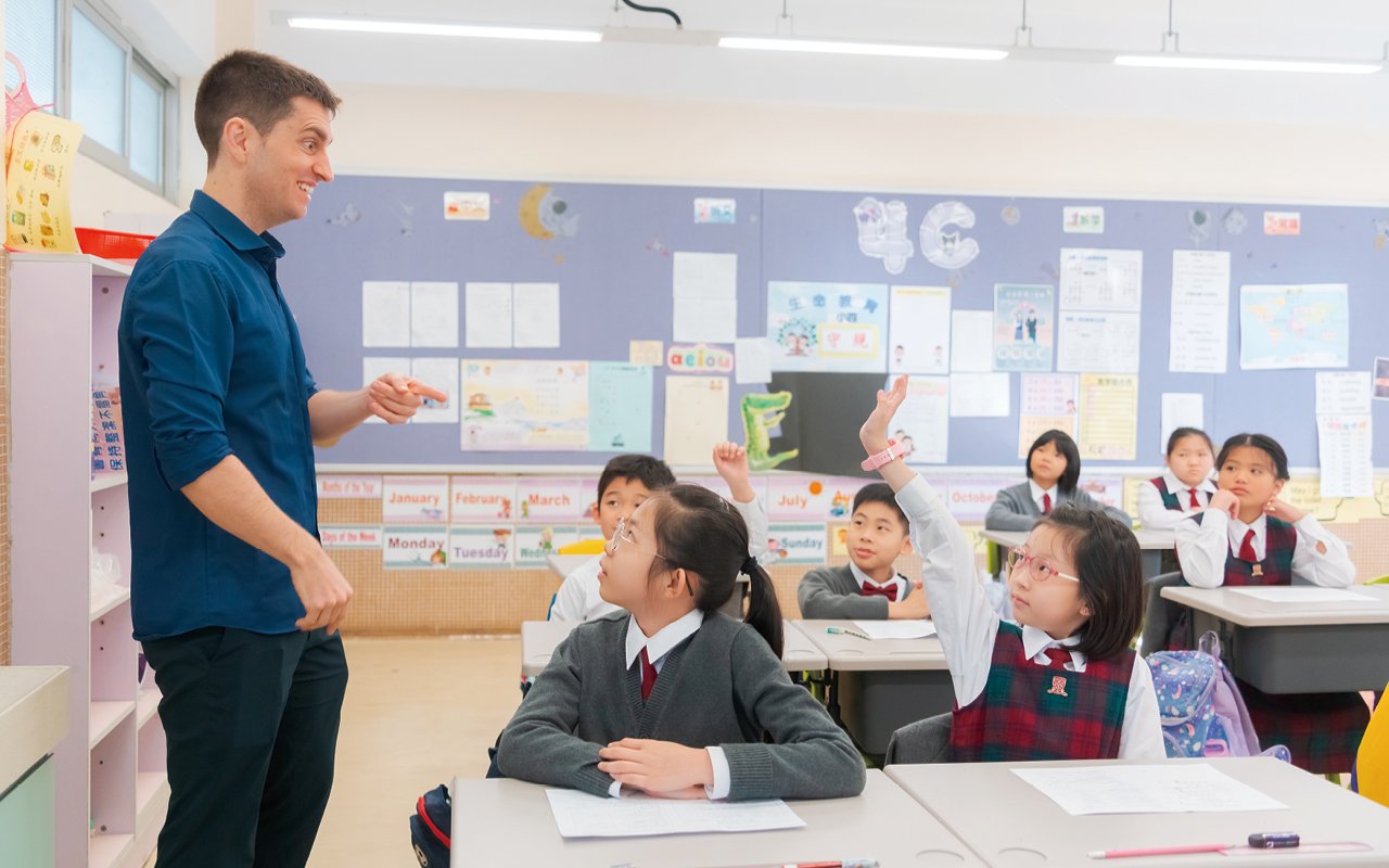 英文科四至六年級參加教育局的英語學習計劃「Keys2 Literacy Development」,每個年級設四個單元,每星期安排外籍老師與本地老師教授兩堂「Keys2」課,提升學生的閱讀與寫作能力。