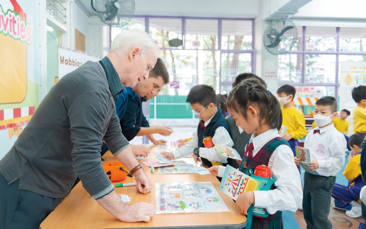 學校推行英語戲劇拔尖班多年,從初小起便發掘英語流利、具戲劇潛質的學生,培養其自信心與英語表達能力,為日後升中鋪路。
