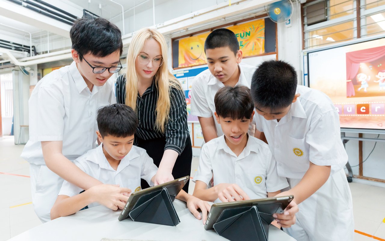 課堂教學全面電子化,學生透過電子裝置,參與課堂活動,提升師生之間的互動。
