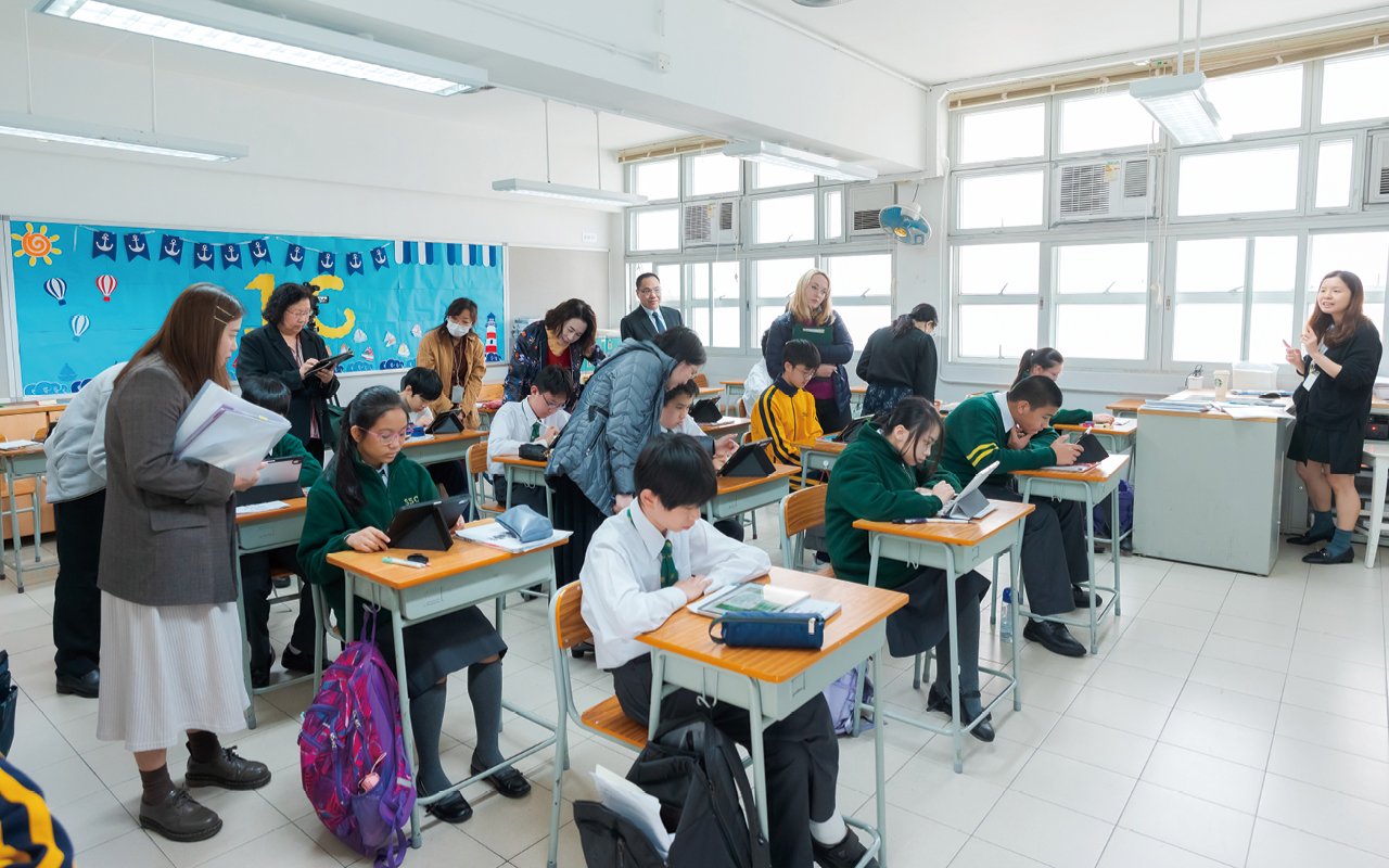老師組成小組,共同準備一個課堂,校長、副校長、教務主任及科 主任參與專業討論,優化課堂設計。