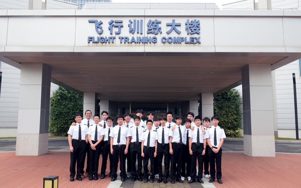 學生穿上機師制服,精神奕奕地在珠海翔翼飛行訓練大樓合照