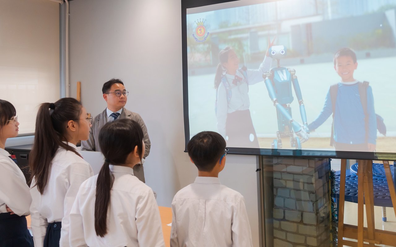 校方透過跨學科課程﹑課外活動等,增進學生的資訊科技知識