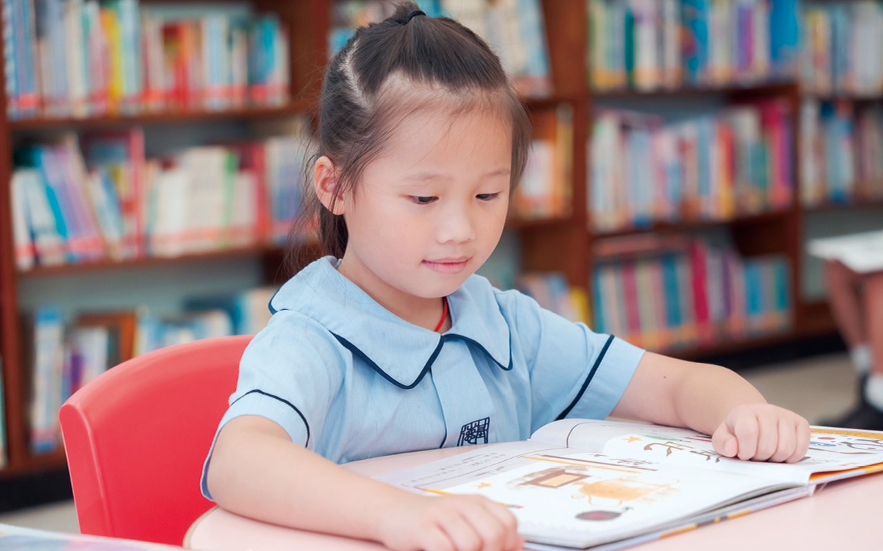 學校亦會引入 AR 圖書,提供不一樣的閱讀體驗