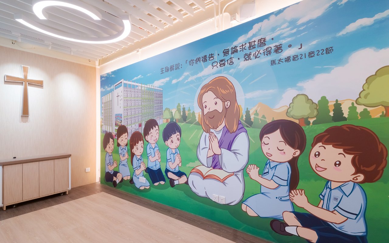 讓小一的同學接受牧師的祝福,並寓意開始基督化的校園生活