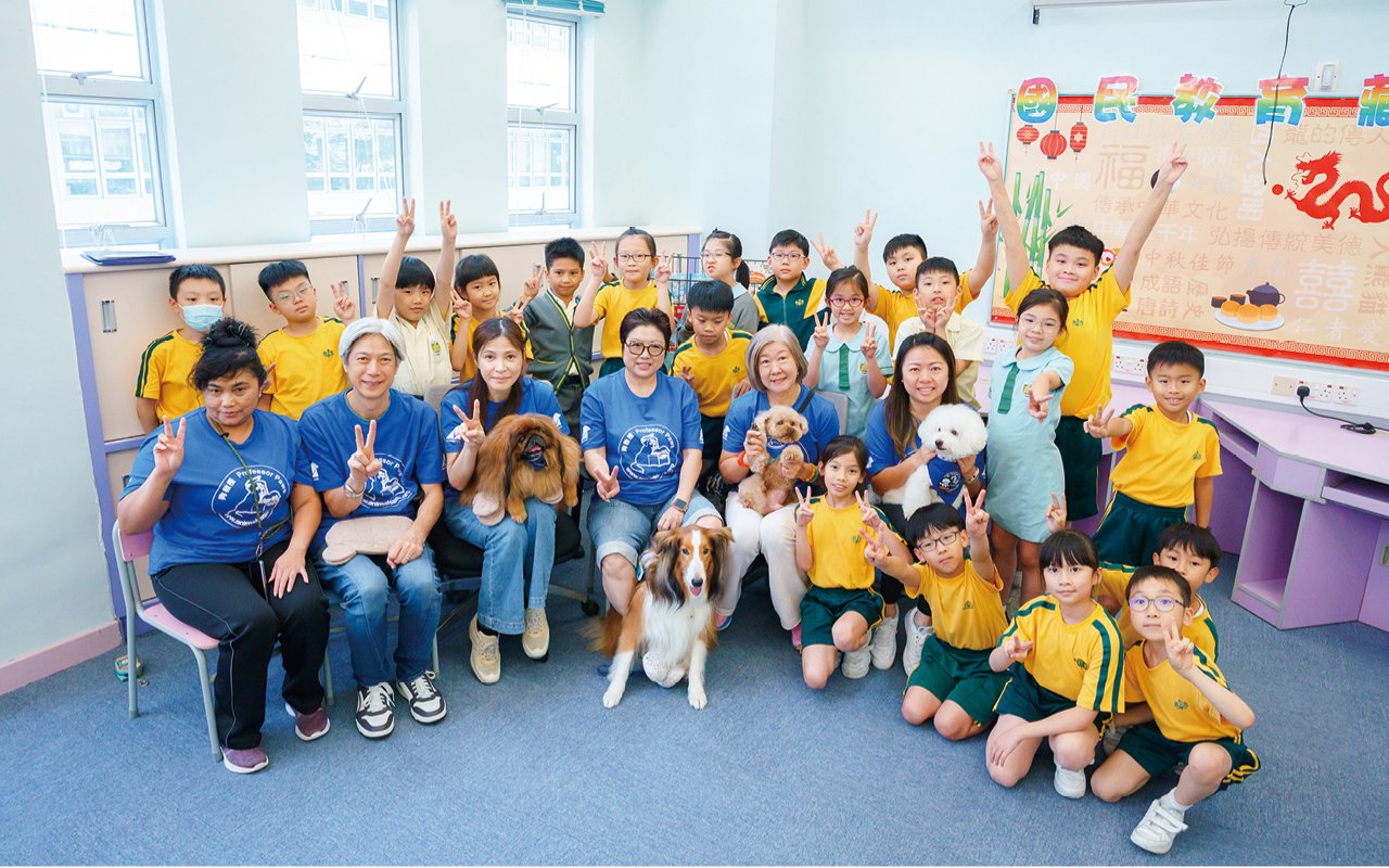 学校更特邀「狗教授」到校，安排同学与注册治疗犬互动