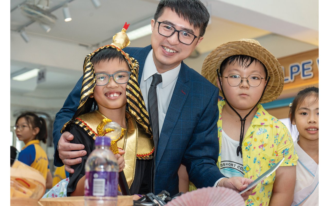 在活動當天,學校鼓勵學生穿著不同國家的傳統服飾