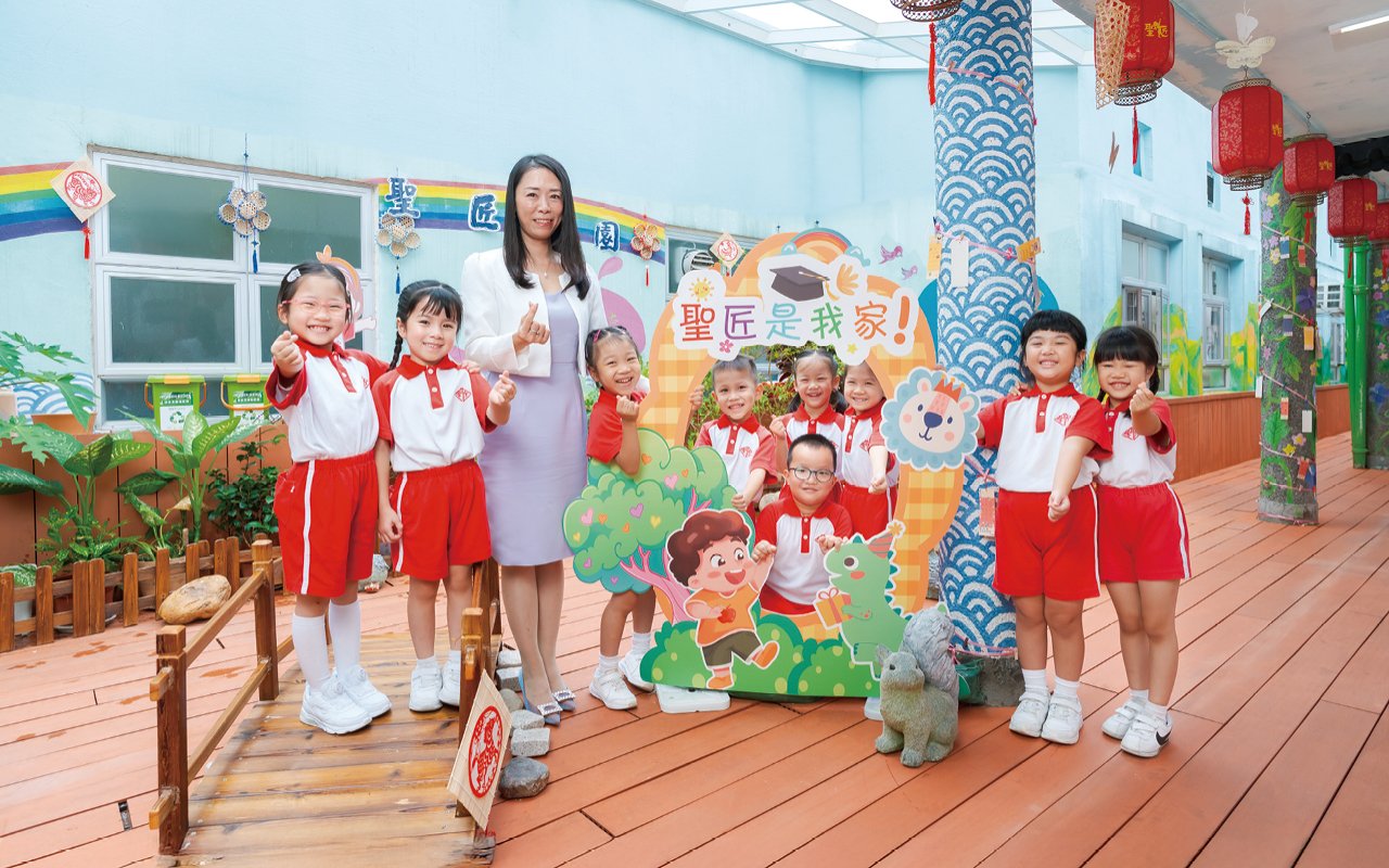 圣公会慈光堂圣匠幼稚园幼儿园主要招收两至四岁幼儿,提供 PN 及 K1 课程