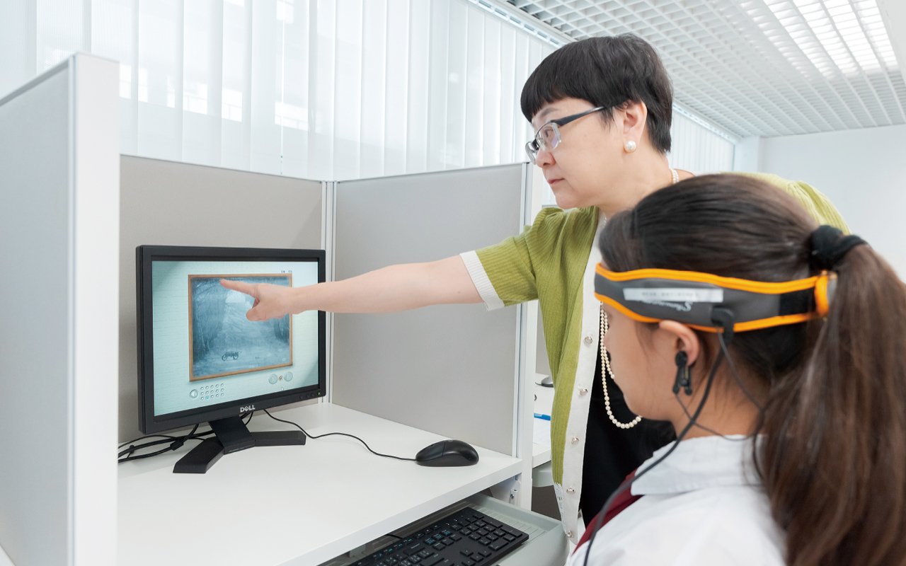 為學生進行腦波分析,以科學的方法協助他們學習