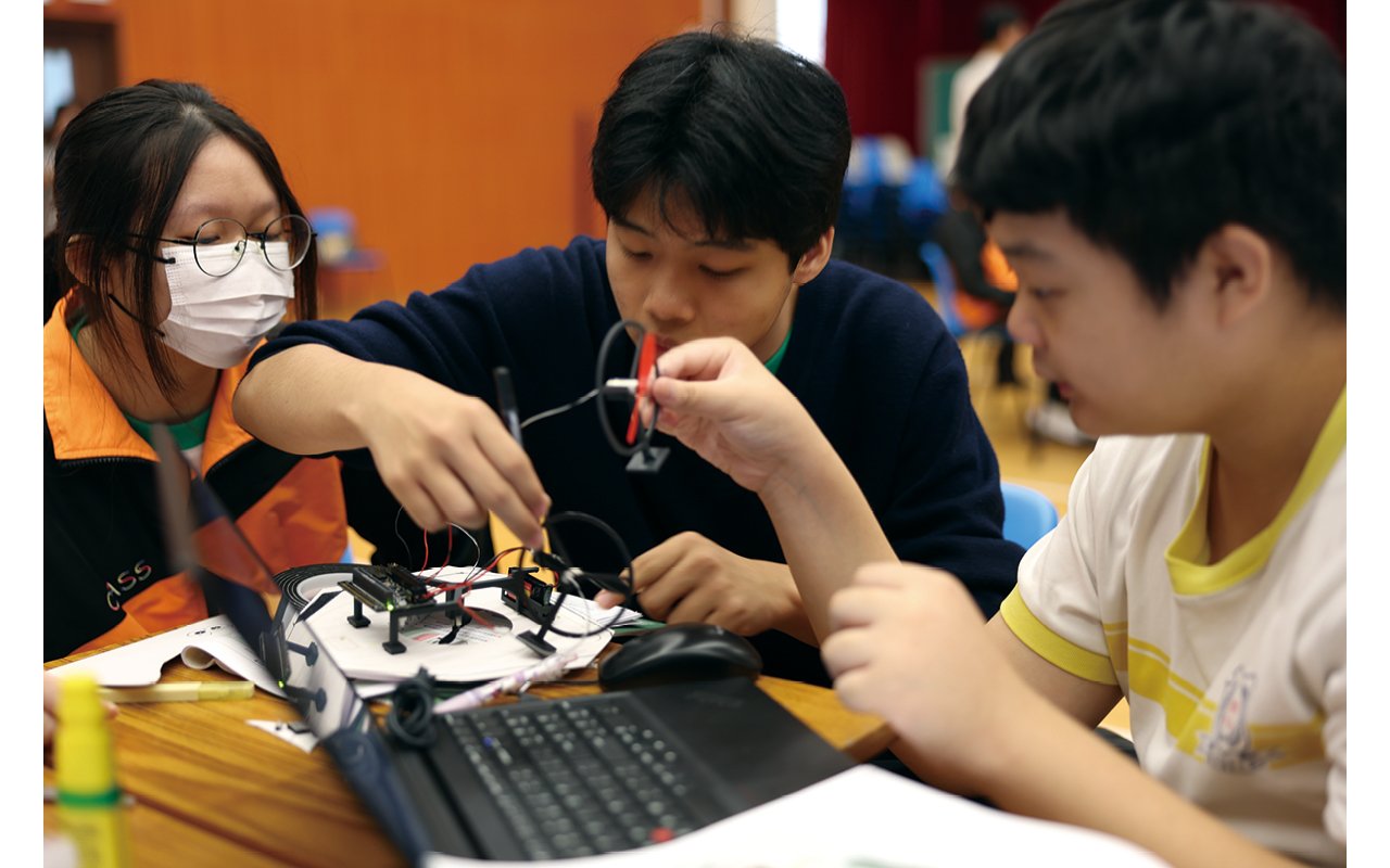 學校鼓勵學生參加多元化活動,成立機械人隊及創科小組