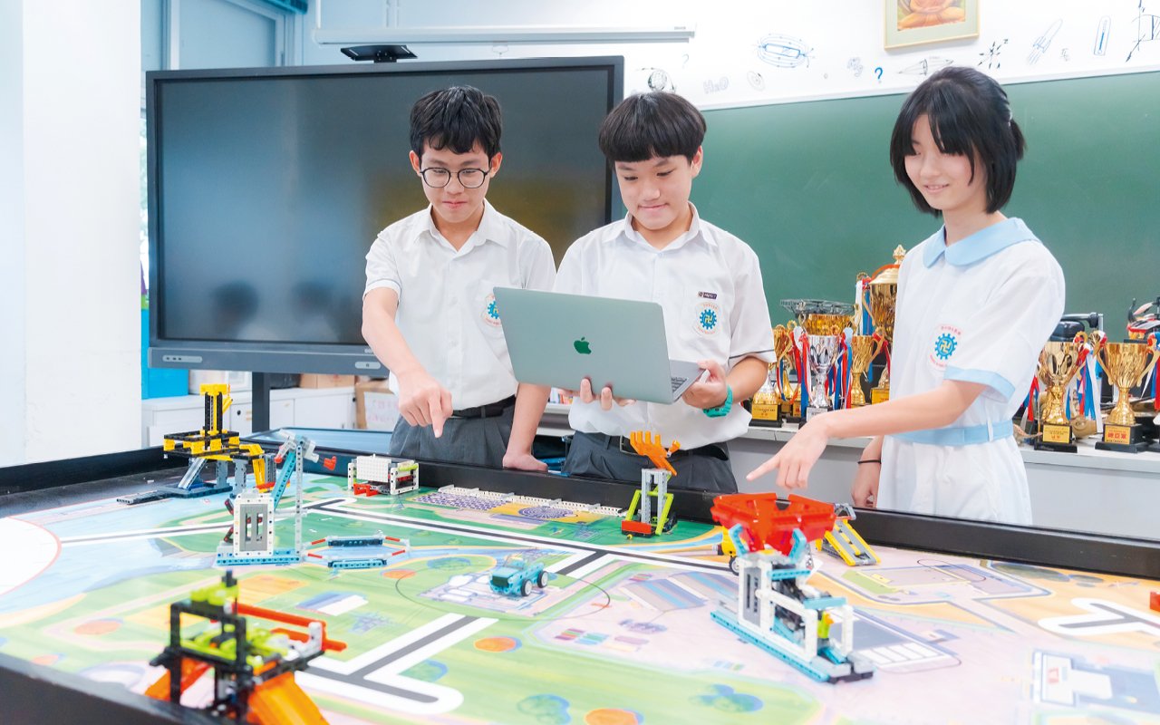 在STEAM教育方面,學校希望讓所有同學都有機會接觸相關知識與技能