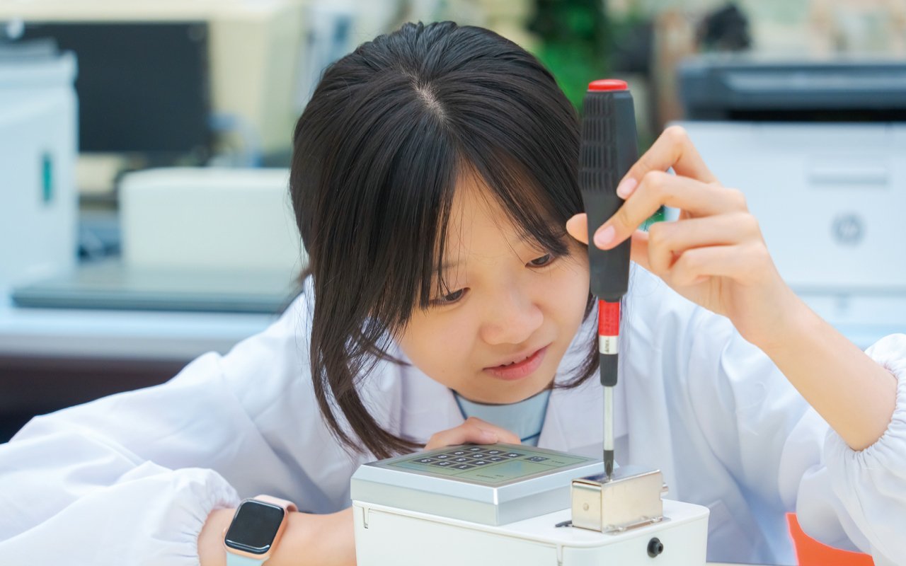 學校致力促進學生的全人發展,強調學習要融會貫通