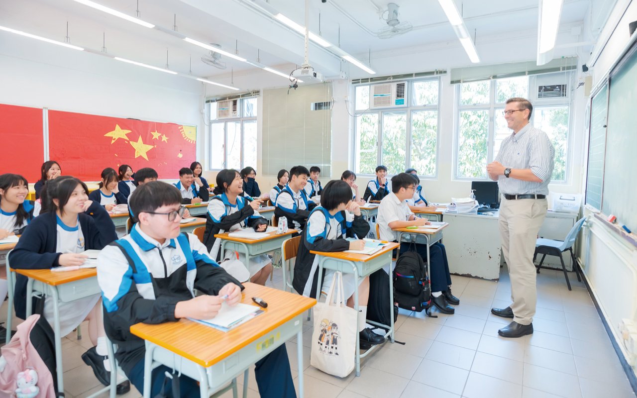 高校長相當注重學生的兩文三語發展,銳意提升同學的英語能力
