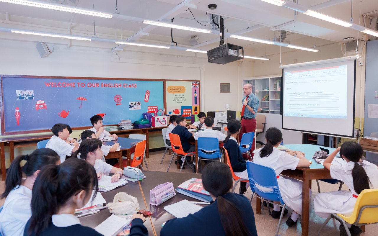 學校尤其重視提升學生的英語水平,致力推行兩文三語的教學政策