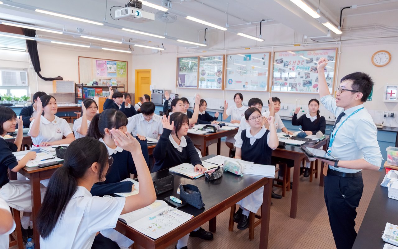 學校除了着重學生的學業成績外,近年亦重點推行價值觀教育