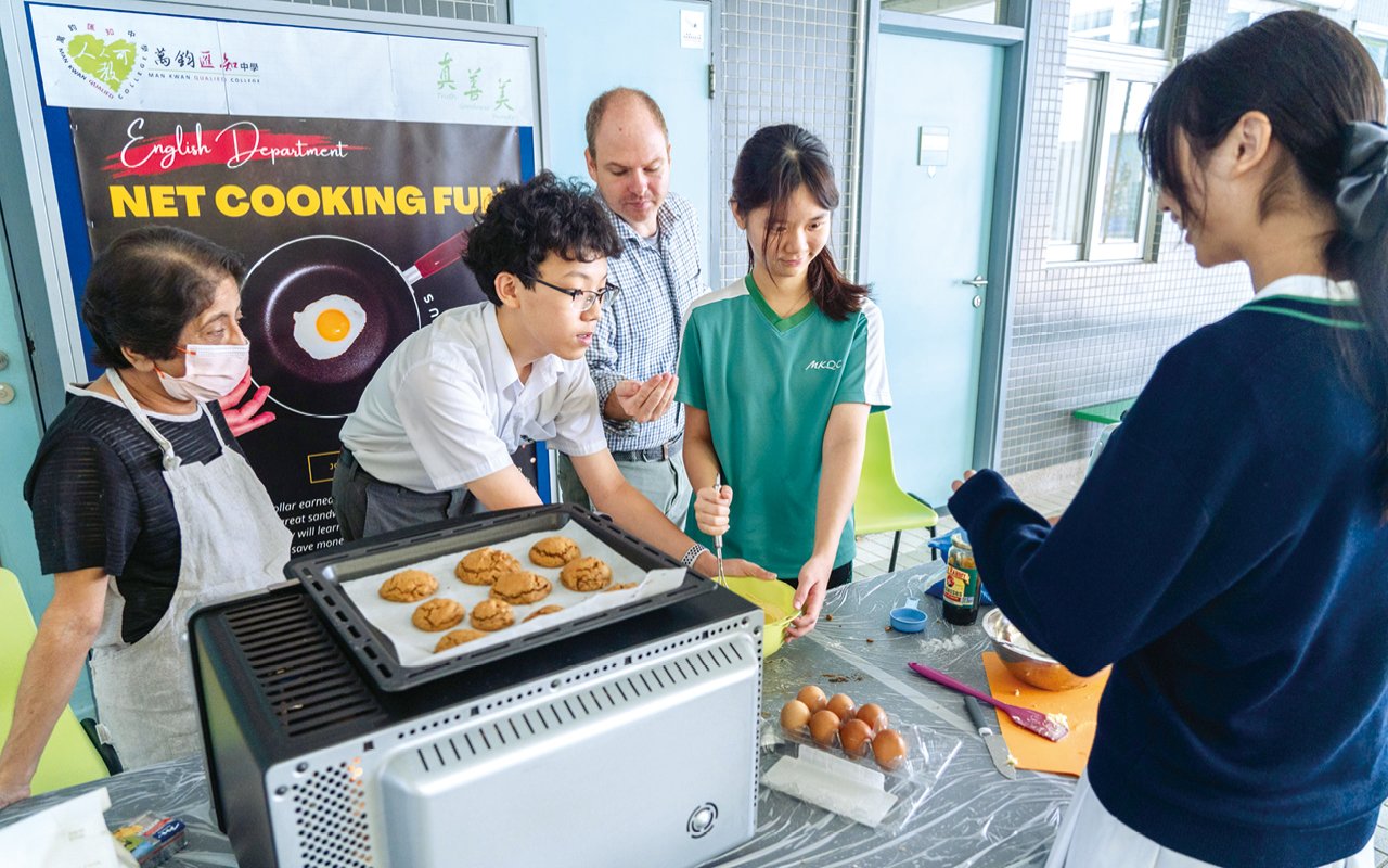 外籍老師會與同學一起製作美食,並圍繞不同主題進行