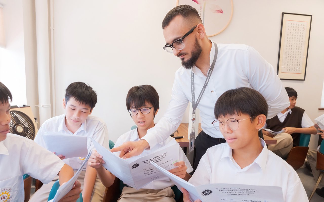 學校重點進行尖子英語培育,將初中英文三班分成四組