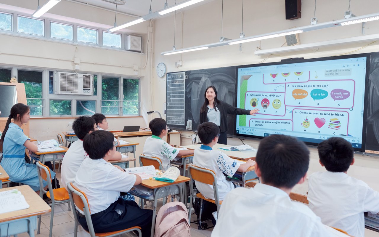 學校更鼓勵師生使用英語互動,以最「貼地」的方式逐漸建立語境