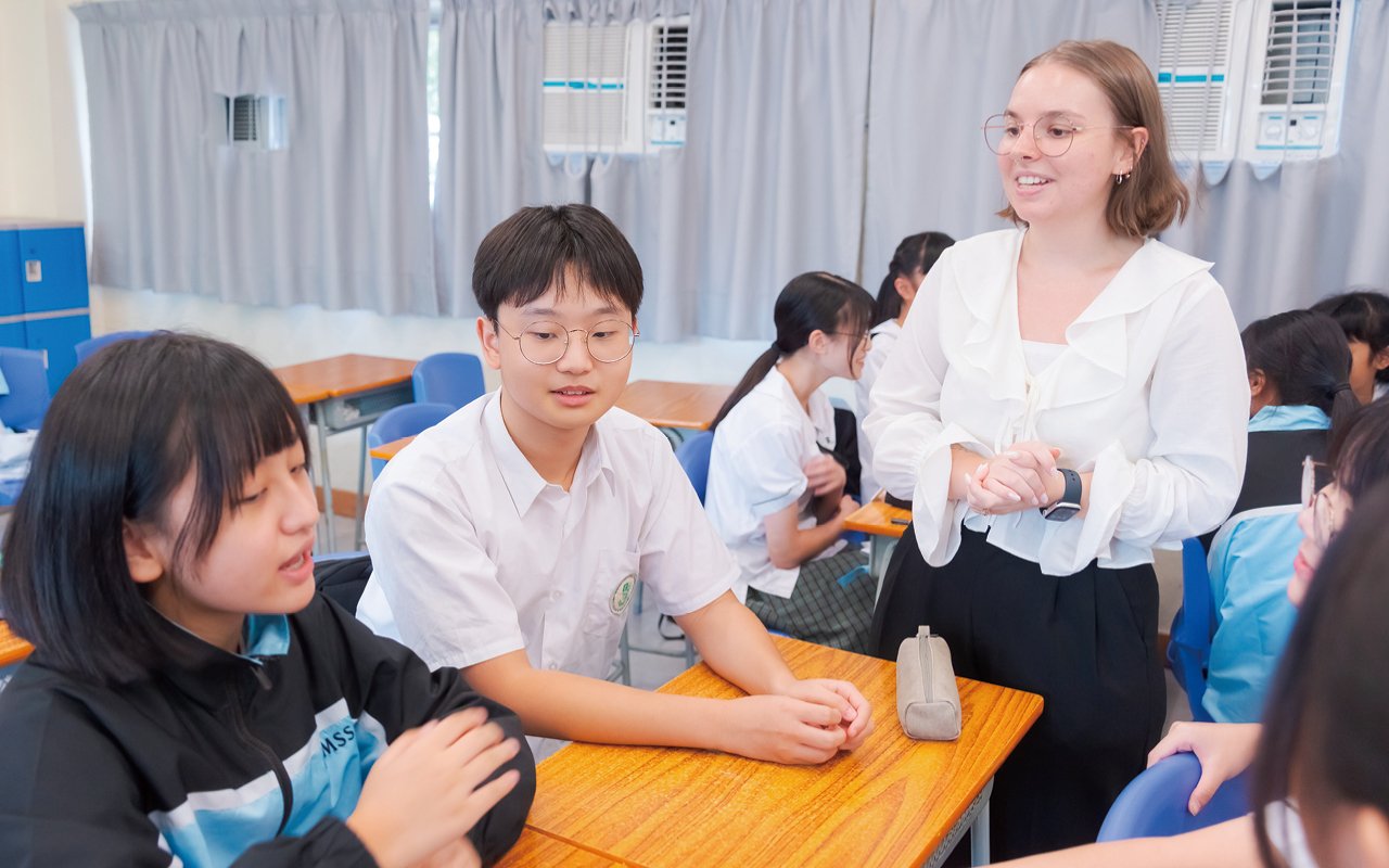 外籍英語老師會帶領課外活動或英文遊戲小組,與學生融洽互動