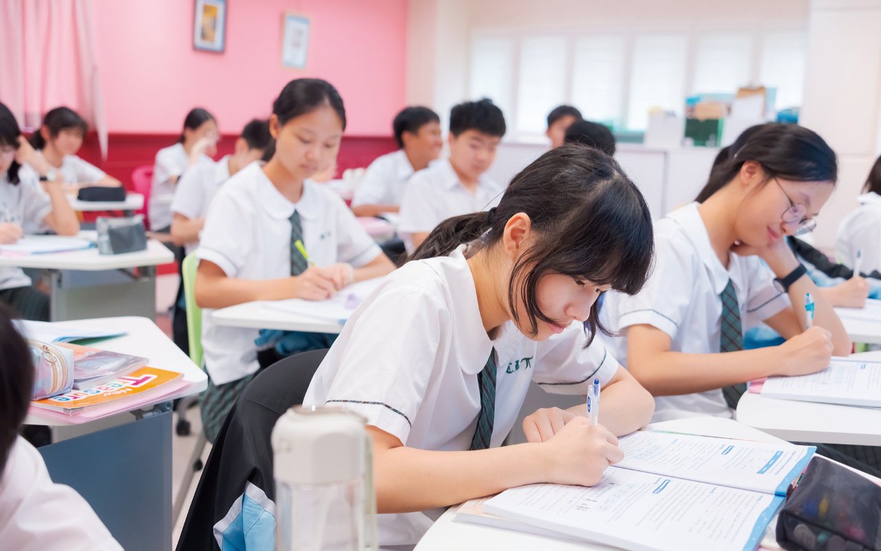 學校在暑假期間推行英文銜接課程,幫助他們熟悉英文學習的課題和詞彙