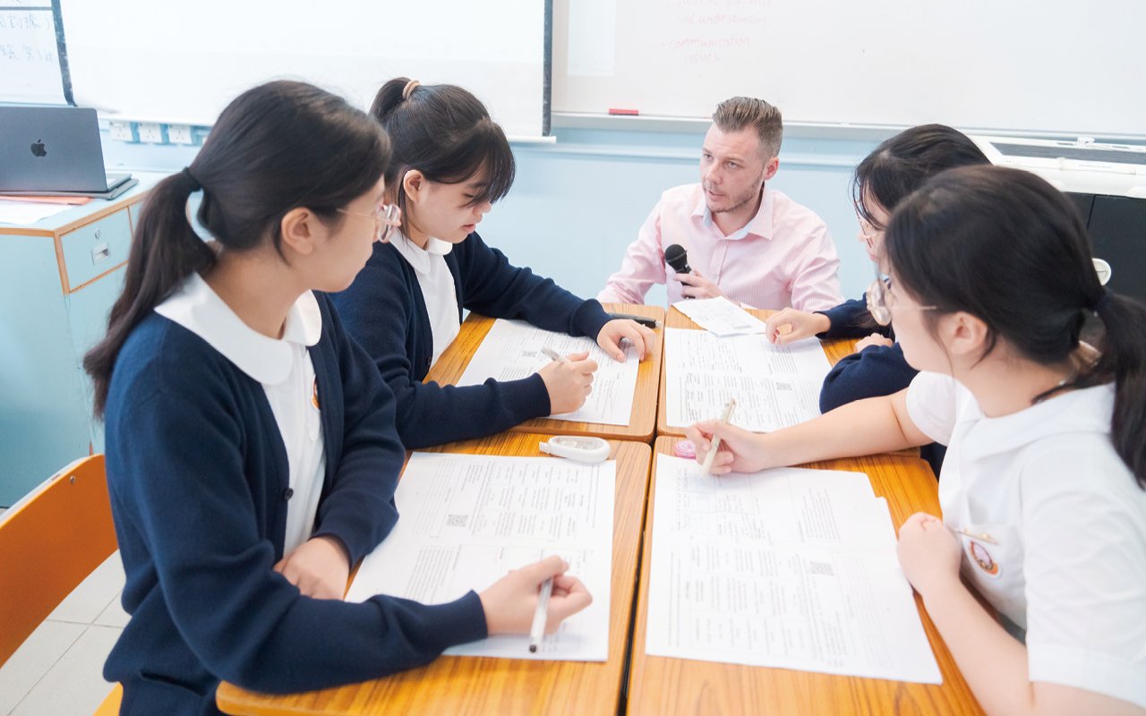 為了創造良好的英語環境,學校更特設「英語推廣小組」